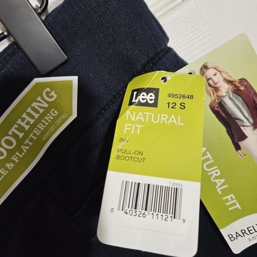Lee Natural Fit Barely Bootcut Pull On Jeans Size 12 Short - Picture 5 of 14